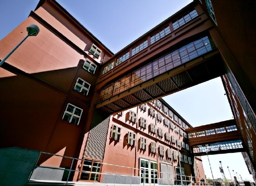 米兰比可卡大学——建于1998年，中国教育部认证的一所综合性大学